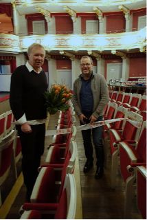 Intendant Jens Neundorff von Enzberg begrüßt den 6.000 Abonneenten Dr. Richard Heigl, Foto: Theater Regensburg