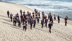 Baltic Sea Philharmonic und Kristian Järvi am Strand von Seebad Heringsdorf, Foto: Bernd Possardt