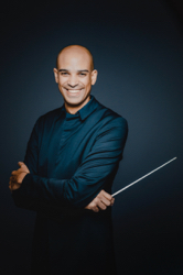 Chefdirigent Kevin John Edusei, Foto: Marco Borggreve