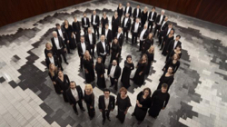 Der BR-Chor mit seinem Künstlerischen Leiter Peter Dijkstra, Foto: BR / Astrid Ackermann