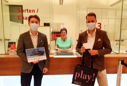 Die Duisburger Philharmoniker präsentieren ihren Spendenerlös, Foto: Duisburger Philharmoniker