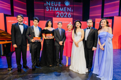 Die Preisträger des Wettbewerbs Neue Stimmen mit Liz Mohn. Foto: Besim Mazhiqi