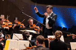 Die Robert-Schumann-Philharmonie und Dirigent Benjamin Reiners in der Elbphilharmonie. Foto: Kati Hilmer
