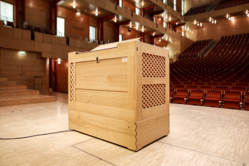 Die neue Truhenorgel des Orgelbauers Friedrich Lieb auf der Bühne des Alfried Krupp Saals, Foto: Sven Lorenz / TUP