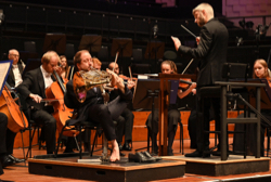 Felix Klieser, Kirill Karabist und das BSO, Foto: Mark Allan