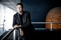 Michael Sanderling leitet das Eröffnungskonzert des Musifestivals crescendo26. Foto: Marco Borggreve
