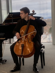 Milan Drake mit einem Cello von Nicola Amati von 1636, Foto: Sinfonima-Stiftng der Mannheimer Versicherung