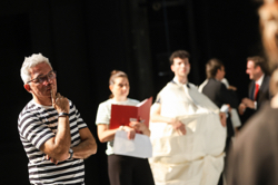 Regisseur Laurent Pelly bei den Proben zu Die Reise zum Mond, Foto: Barbara Palffy