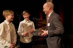 Ruvim und Simon Arestov und Dr. Ulrich Reuter, Foto: Oliver Borchert / DMR