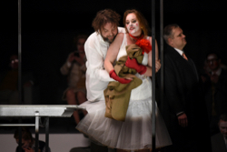 Szene aus Fausto mit Mirko Roschkowski als Fausto, Jessica Muirhead als Margarita und Almas Svilpa als Mefistofele. Foto: Forster /TUP