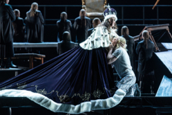 Szene aus Mary Queen of Scots mit Nicole Chevalier und Rupert Charleworth, Foto: Tom Schulze, Oper Leipzig