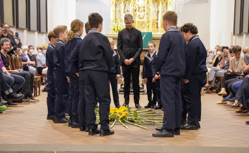Thomanerchor Leipzig: Gedenken mit Sonnenblumen am Bachgrab, Foto: Thomanerchor Leipzig, Emanuel Scobel
