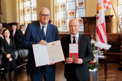 Verleihung der Senatsmedaille an Paavo Jaervi (rechts) durch Dr. Andreas Bovenschulte. Foto: Joerg Sarbach