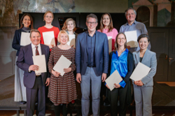 kunstminister Markus Blume (Bildmitte) mit den ausgezeichneten Künstlern, Foto: Axel Koenig / StMWK