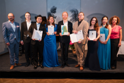 (v.l.n.r.) Dr. Michael Linsbauer, Wettbewerbsinitiator, Juror und künstlerischer Leiter der Konzerreihe Haydnregion Niederösterreich, die Gewinner der Finalrunde und Kammersängerin Angelika Kirchschlager, Juryvorsitzende.  Foto: Tobias Müller